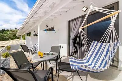 Image de Studio \"King 7\" avec vue sur la mer, piscine partagée et Wi-Fi.