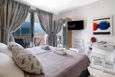 Image de Studio \"King 6\" avec vue sur la mer, piscine partagée et Wi-Fi.