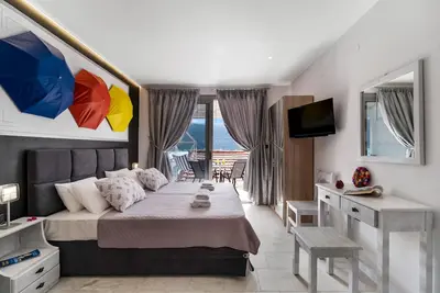 Image de Studio \"King 4\" avec vue sur la mer, piscine partagée et Wi-Fi.