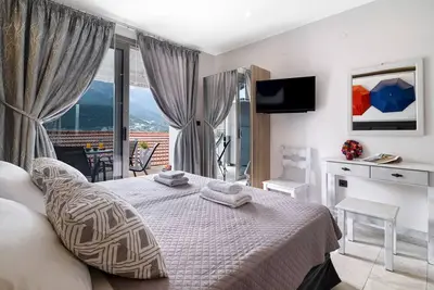 Image de Studio \"King 2\" avec vue sur la mer, piscine partagée et Wi-Fi.