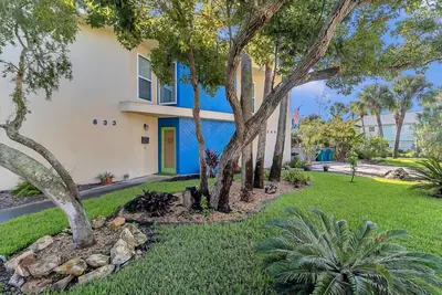 Image de Neptune's Nest - Beachside living just steps to the ocean and great dining