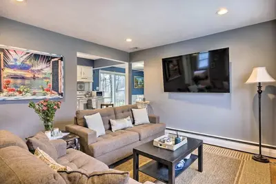 Image de Homelike, peaceful and centrally- home located in the hamlet of Rocky Point Ny
