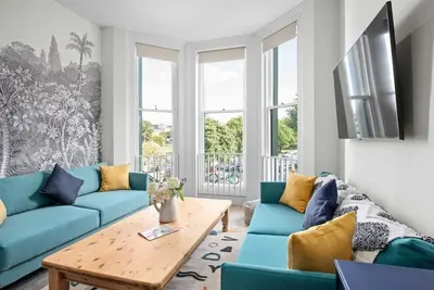Image de Narrow House with Free Parking | By My Getaways