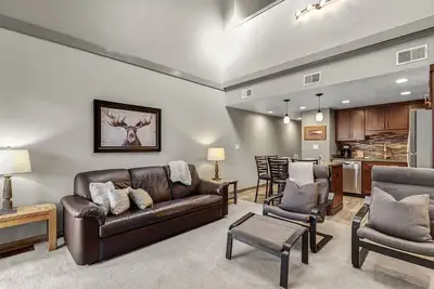 Image de Mountain View Getaway - Top floor condo with shared pool/hot tubs, on bike path!