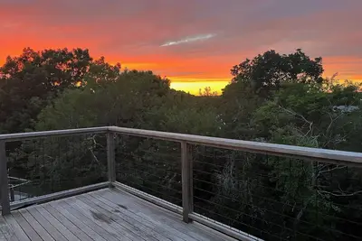 2 Bedroom, 5 min walk to bay beach!