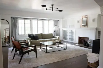 Image de Charming Lower Unit in historic Mke Bungalow