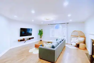 Image de Luxury Retreat with Outdoor Jacuzzi