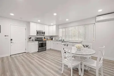 Image de Modern Cozy Apartment w\/ Parking in Prime Location #1