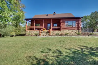 Image de Cozy Log Cabin Getaway w/ Fire Pit + 3 Acres!