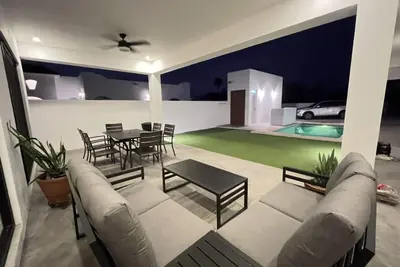 Image de Beautiful Golf Course Home with great views of San Carlos