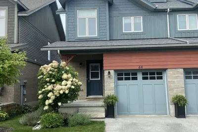 Image de Bright spacious townhouse w/ private rec centre - 7 minutes to Blue Mountain
