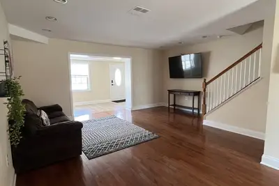 Image de 5 blocks walk to Stadiums! Extra wide South Philly Rowhome with Balcony+Parking!