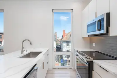Image de Sunny 2-Bedroom Cityscape located in Highly Regarded East Side Square