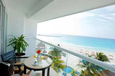 Image de Spend Spring Break or New Years at a Cancun beach resort