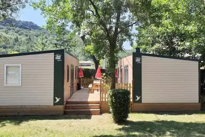 Image de Mobil-home Tribu Premium 62m² (5 chambres + 2 salles de bain) + terrasse 25m2 + Clim + Tv+ Lv 10 personnes
