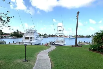 Image de Bay View #7 is a 2-bed, 3. 5-bath waterfront townhouse in a gated community.