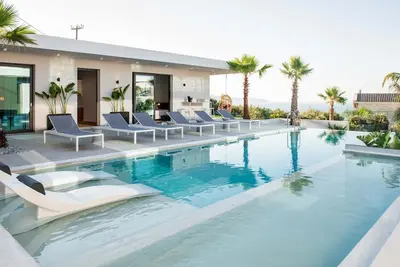 Image de Villa Lydia with a heated indoor pool