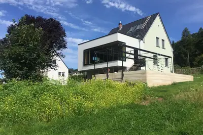 Image de Charmantes Fünfziger Jahre Ferienhaus mit Traumblick ins Flußtal