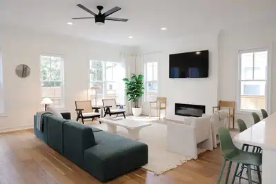 Image de Modern home with lookout in the heart of downtown