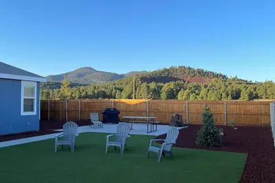 Image de Quiet downtown neighborhood w/mountain views, private turfed backyard, A/C & W/D