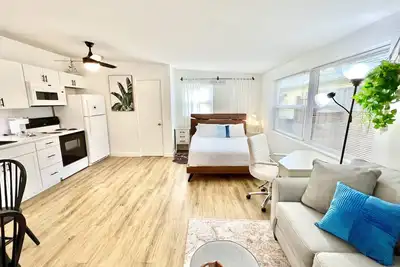 Image de New! 1-blk to Waterfront, Sunsets, Bike Path. Tri-plex Studio Apartment
