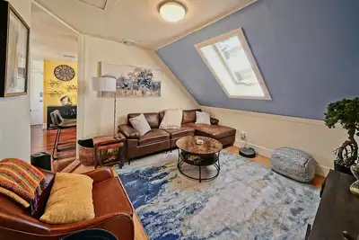Image de ★Downtown Condo~Steps from the Water & Common★