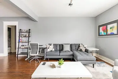 Image de 2 Br • Oak Lawn House by Uptown • Wfh Setups