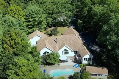 Image de Spacious hilltop getaway on 10 acres -Gaming room, hot tub, close to all!