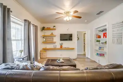 Image de 2 Bedroom Cottage near Historical Granbury Square