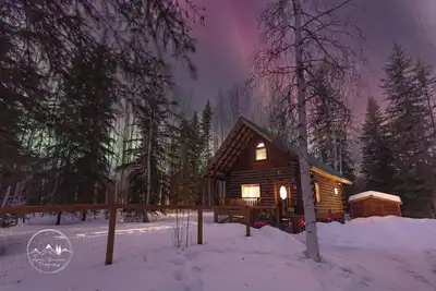 Image de Cozy Alaskan themed cabin suitable for families or couples! King size bed, w/d