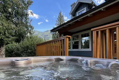 Image de Cozy cottage with private hot tub!