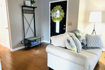 Image de No Place Like Holmes-renovated country, quiet charmer
