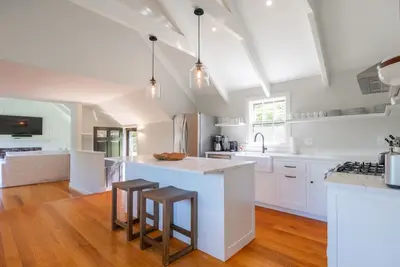 Image de Prime location Cliff Rd retreat w private pond - steps to town/beach/bike path