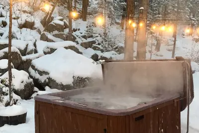 Image de Cozy private cabin nestled in the rocks near fishing and hiking with hot tub