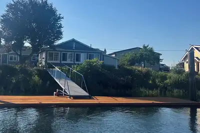 Image de Cozy riverfront getaway with newly rebuilt private dock & pickleball court