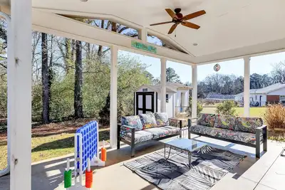 Fenced Yard * Pet Friendly * Covered Patio