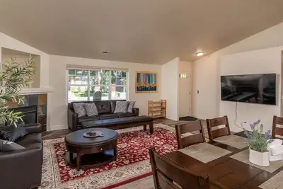 Image de Centrally Located OneLevel Pet ok Home w/Fireplace