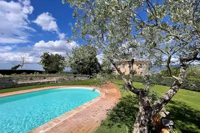 Image de Spoleto Tranquilita peut accueillir 20 personnes avec Wi-Fi, piscine, studio de yoga, jardins et vues