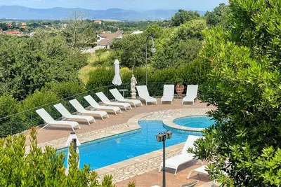 Image de piscine et jacuzzi - Charmante villa en Ombrie - 24 couchages