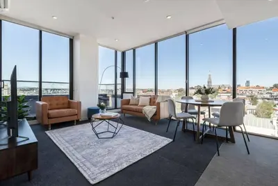 Image de Panoramic views in the heart of Richmond, 2 BRs!