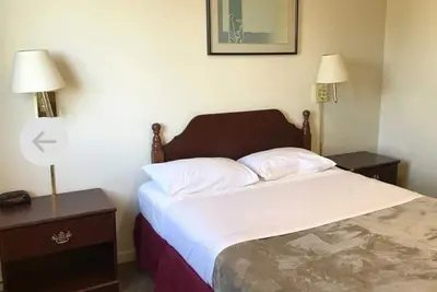 Image de (Cozy studio, 2bed, 1ba, No kitchen)