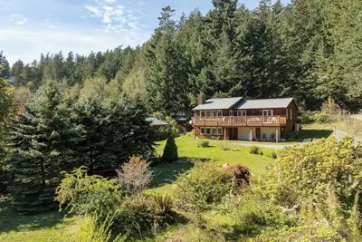 Image de Cheerful, Garden Home Close to Trails, Lakes, Beaches, Resorts