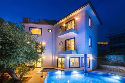 Image de Generously sized family villa set in mature garden