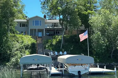 Image de Cozy lake home on chain of lakes!