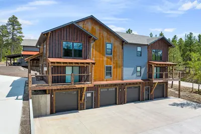 Image de Embers Gulch 2, Hot tub, wifi, paved roads, garage access, brand new duplex