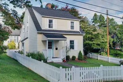 Hill Street House walk to Uva Stadium/Fry's Spring