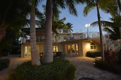 Image de Beautiful estate nestled in a secluded cove on the ocean, 60 ft dock, guesthouse