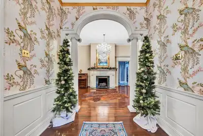 Image de Stunning Historic Lynchburg Mansion with pool and pool house.