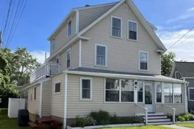 Charming York Cottage— Walking Distance to Beaches, Dining, Shopping and More!