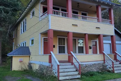 Image de Cozy, remodeled townhome retreat in downtown Historic Wallace!